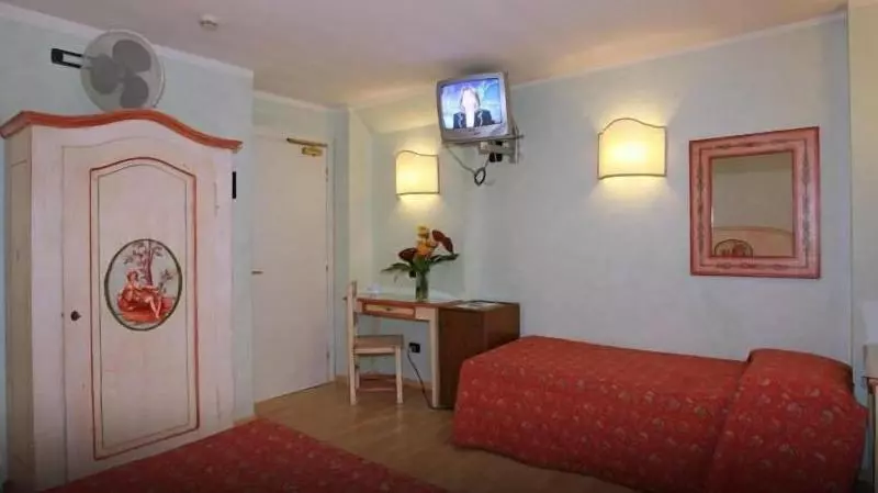 اتاق استاندارد سه نفره, Ariston