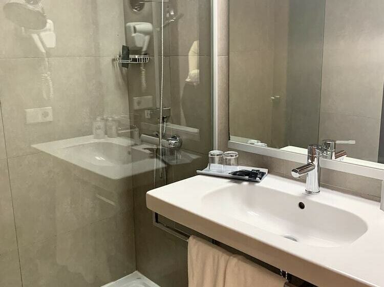 标准单人间, Bg Caballero