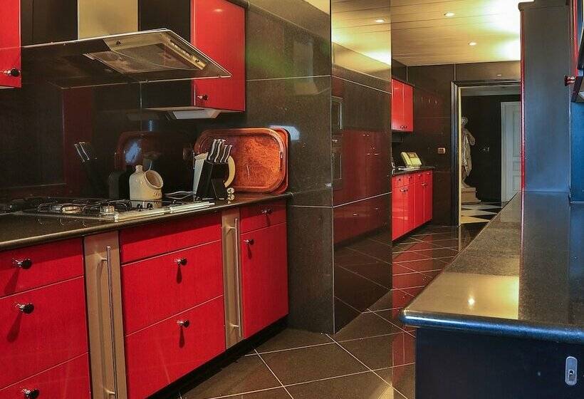 سوئیت پنت هاوس, Dom Pedro Lisboa