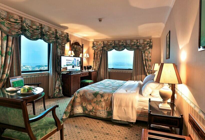 سوئیت با چشمانداز رودخانه, Dom Pedro Lisboa