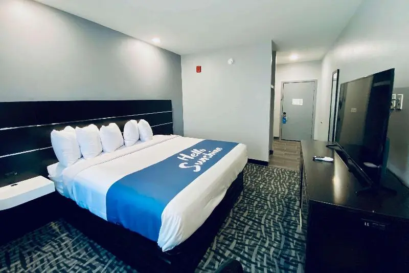 身障者適用キングサイズベッドルーム, Days Inn & Suites By Wyndham Horn Lake Memphis Graceland