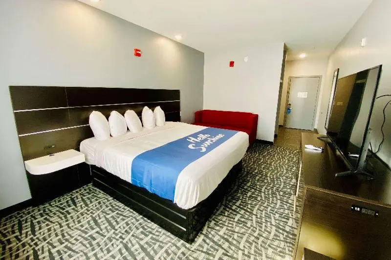 キングサイズベッドのスイートルーム, Days Inn & Suites By Wyndham Horn Lake Memphis Graceland