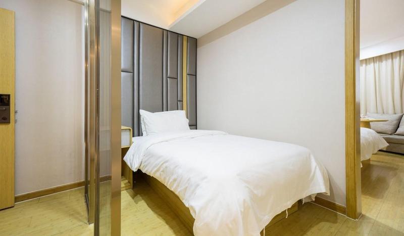 Suite, Ji  Wuhan Wuchang Zhongnan Road