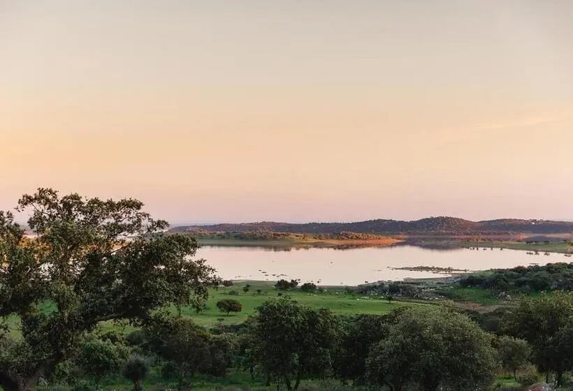 Suite with lake view, Montimerso Skyscape Countryhouse
