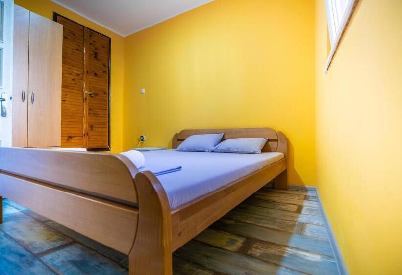 اتاق استاندارد با سرویس بهداشتی مشترک, Passenger Hostel