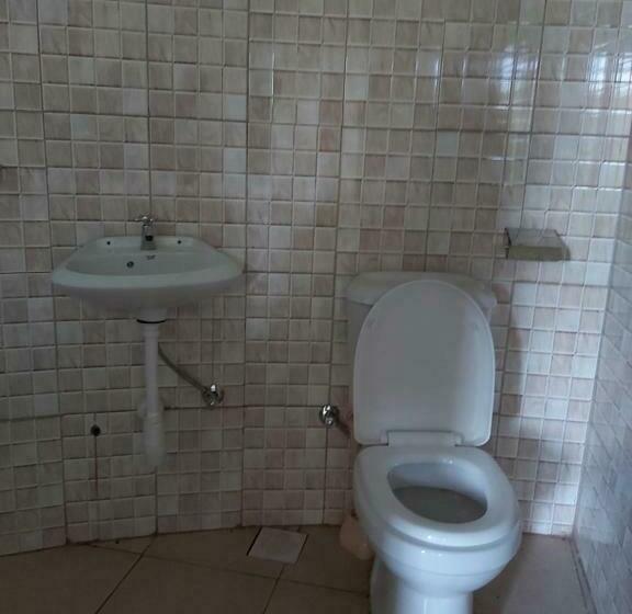 اتاق اکونومی, Tusubira Village