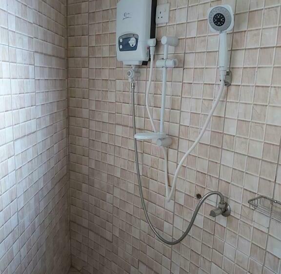 اتاق اکونومی, Tusubira Village