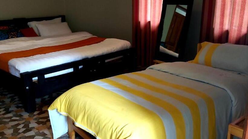 اتاق اکونومی, Tusubira Village