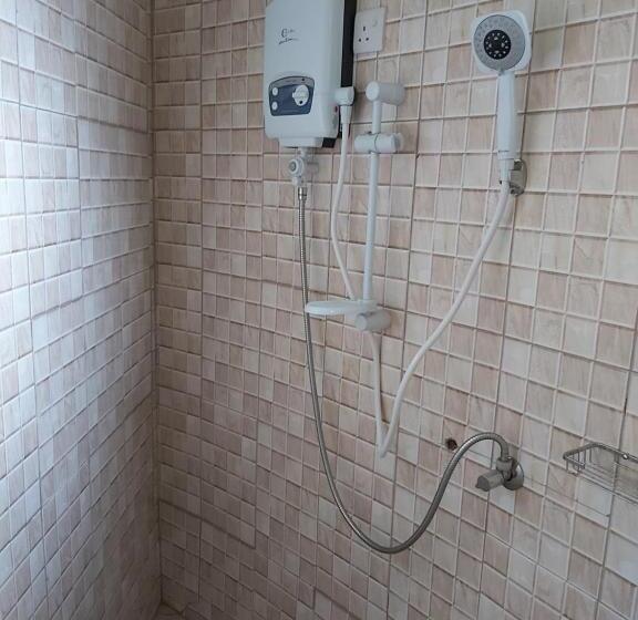 اتاق کلاسیک سه تخته, Tusubira Village