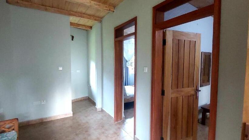 اتاق خانوادگی, Tusubira Village