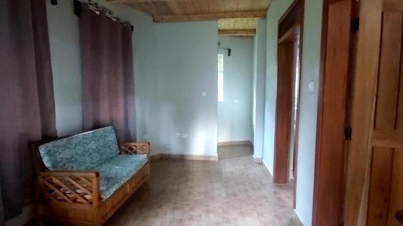 اتاق خانوادگی, Tusubira Village