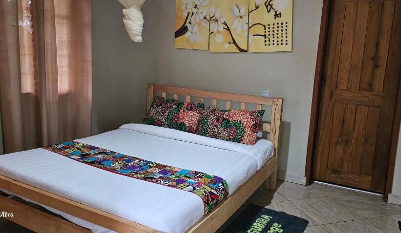 اتاق کلاسیک سه تخته, Tusubira Village