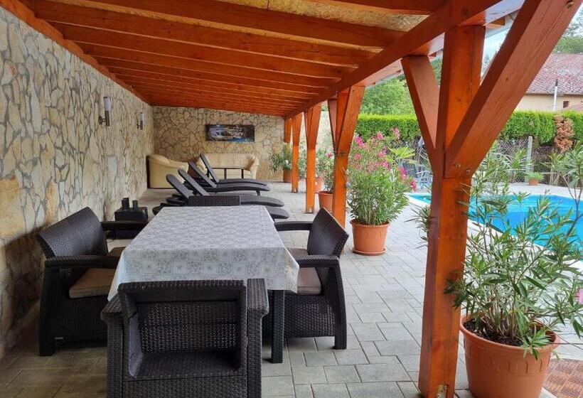 １階の１ベッドルームアパートメント, Doni Prémium Apartmanház