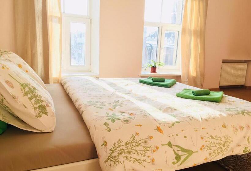 اتاق استاندارد با سرویس بهداشتی مشترک, Tree House