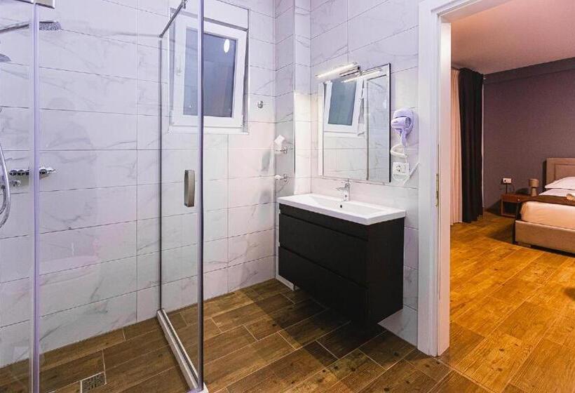 غرفة قياسية ثلاثية مطلة علي الحديقة, Olivar Hotel Tirana