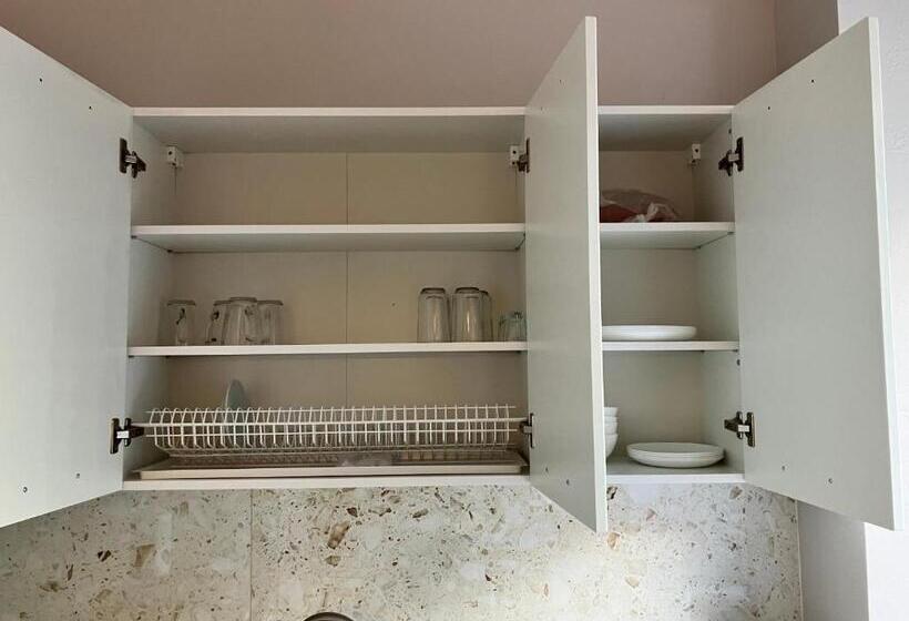 استودیوی استاندارد, Old Town Bakery