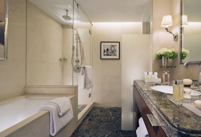 Номер Премиум, Four Seasons Hotel London At Park Lane