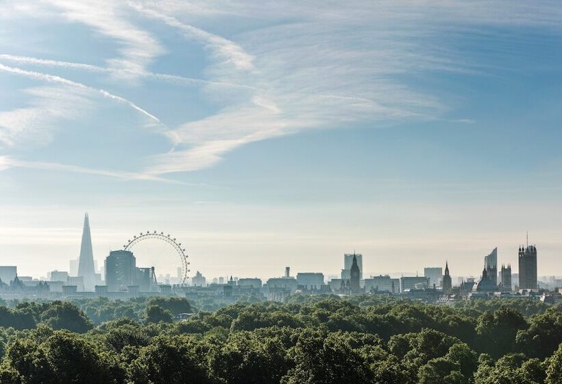 Номер Superior, Four Seasons Hotel London At Park Lane