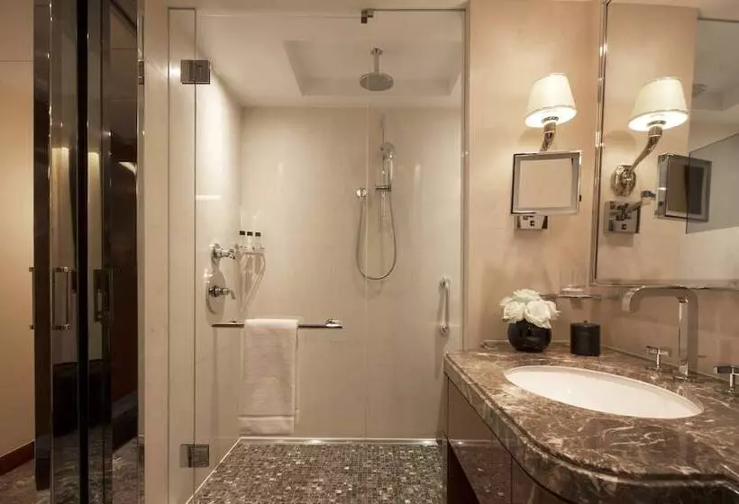 Superior Room, Four Seasons Hotel London At Park Lane