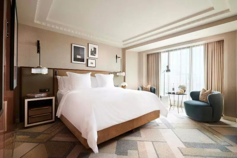 Deluxe Room, Four Seasons Hotel London At Park Lane