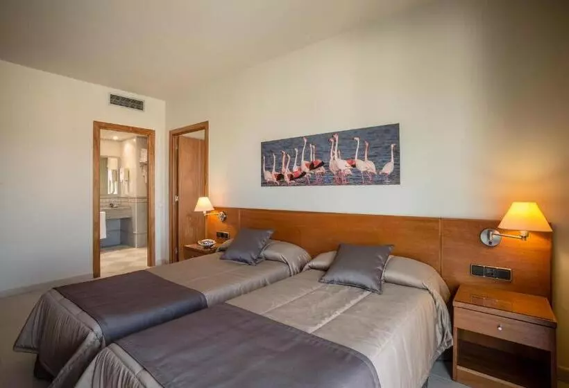 Standard Triple Room, Rull