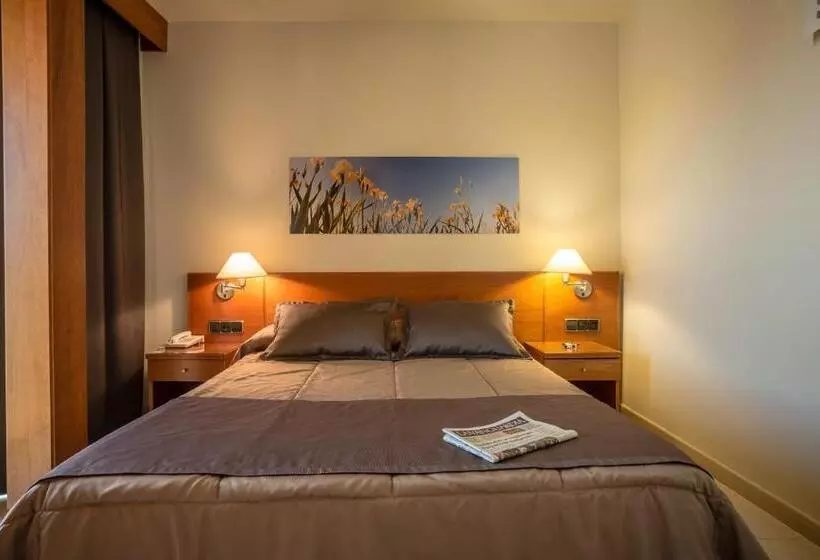 Standard Room, Rull