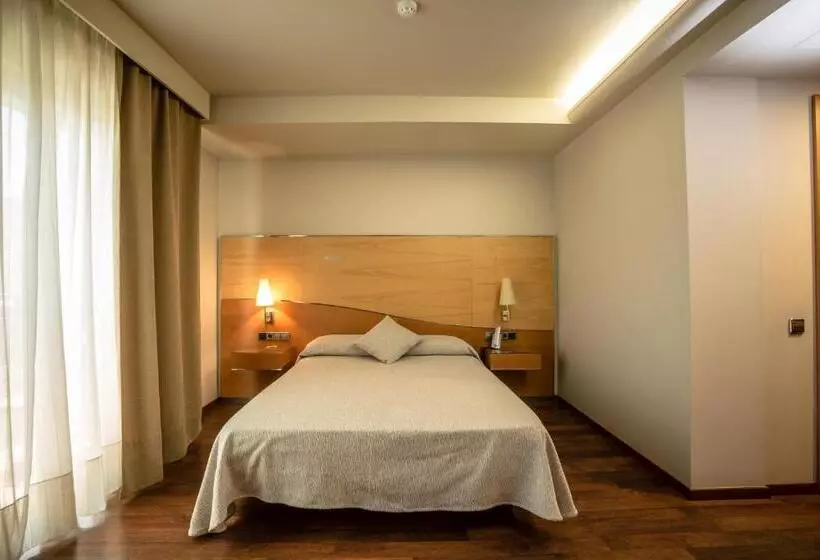 Standard Room, Rull