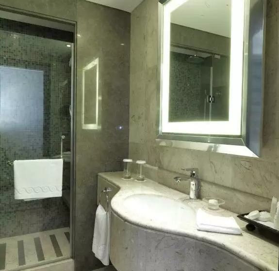 اتاق لوکس با تخت بزرگ, Sofitel Beirut Le Gabriel