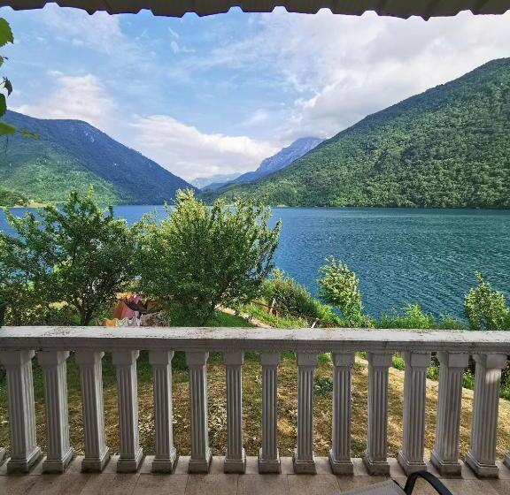 بانگلوی استاندارد, B&b Konak