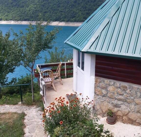 بانگلوی استاندارد, B&b Konak