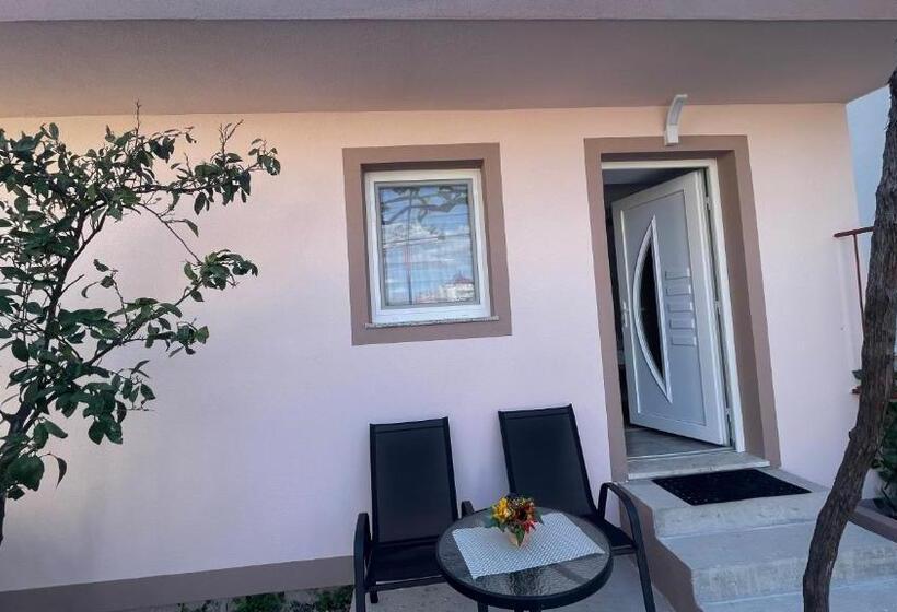 استودیو استاندارد با چشم‌انداز باغ, Apartman Mim