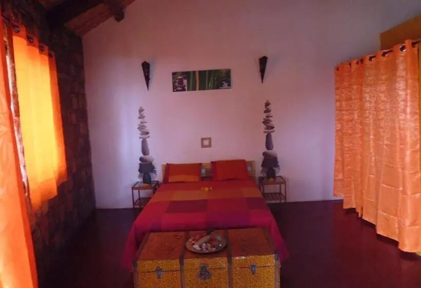 اتاق استاندارد چهار تخته, Casa De France