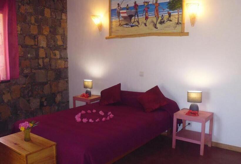 اتاق استاندارد چهار تخته, Casa De France