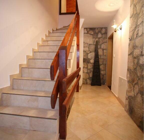 استودیوی استاندارد, Family Apartments