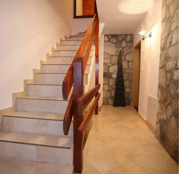 استودیوی استاندارد, Family Apartments