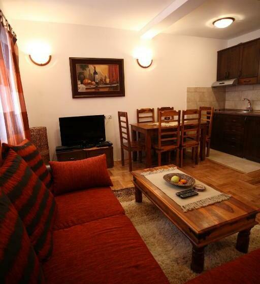 استودیوی استاندارد, Family Apartments