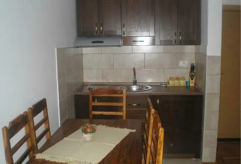 استودیوی استاندارد, Family Apartments