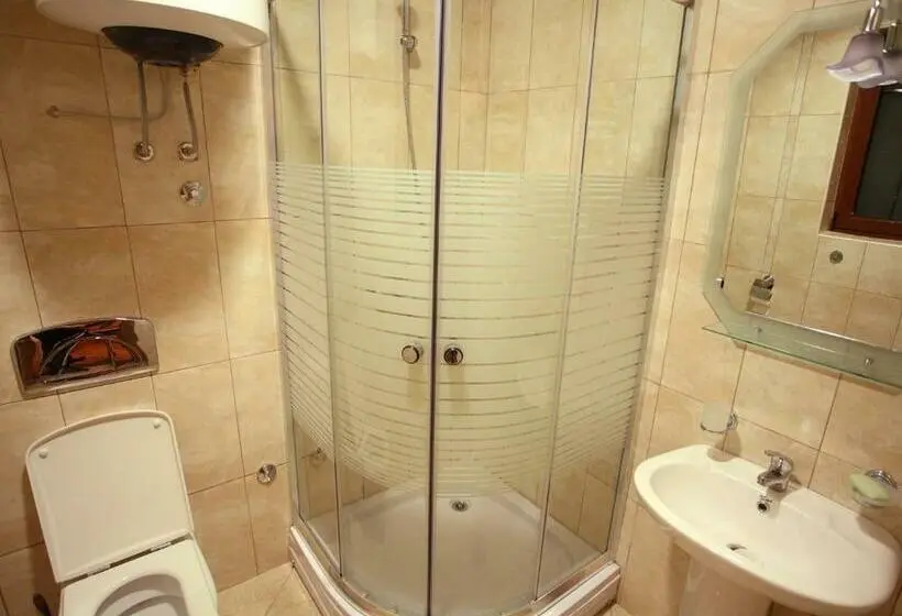 استودیوی استاندارد, Family Apartments
