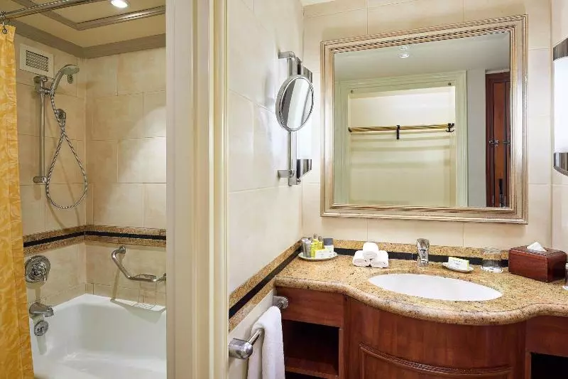 اتاق لوکس با بالکن, Cairo Marriott Hotel & Omar Khayyam Casino