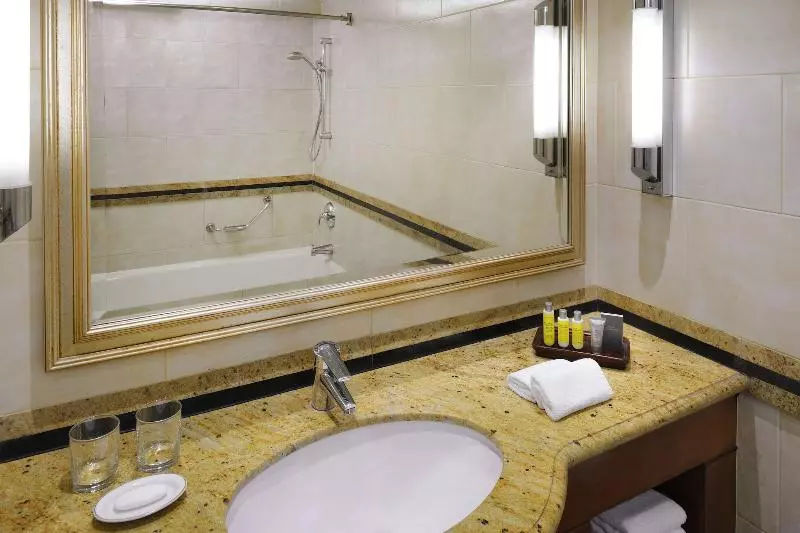 سوئیت اجرایی با تخت کینگ, Cairo Marriott Hotel & Omar Khayyam Casino