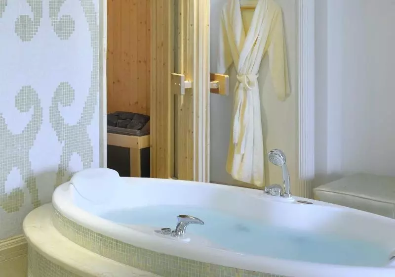 سوئیت اجرایی با تخت کینگ, Cairo Marriott Hotel & Omar Khayyam Casino