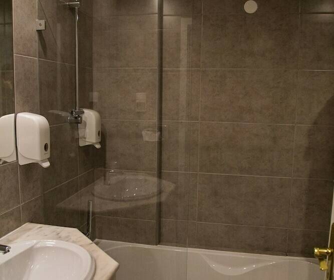 اتاق خانوادگی, Dom Fernando