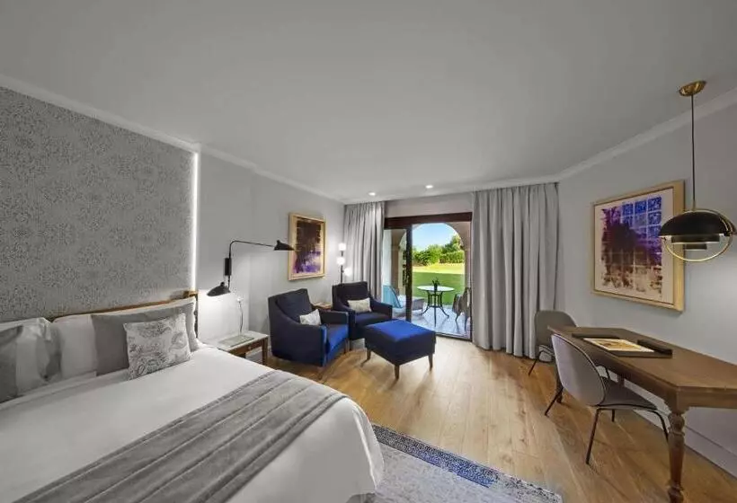 キングサイズベッドのデラックスルーム, The St. Regis Mardavall Mallorca Resort
