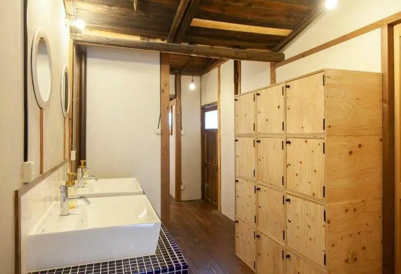 Vuode Makuusalissa, Fukuoka Guesthouse Ship