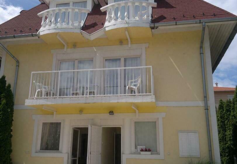 스탠다드 스튜디오, Crystal és Susanne Panzió