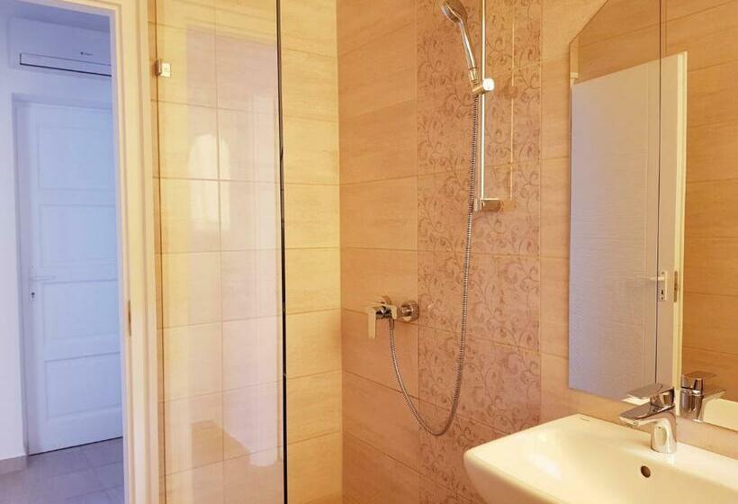 스탠다드 스튜디오, Crystal és Susanne Panzió