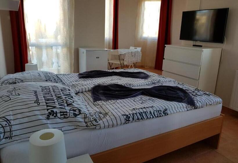 패밀리 룸, Crystal és Susanne Panzió