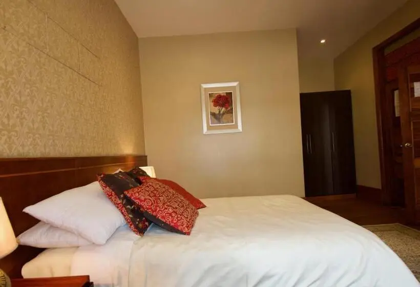 سوییت جونیور با بالکن, Pepe S House Cuenca I Hotel & Boutique Hostel