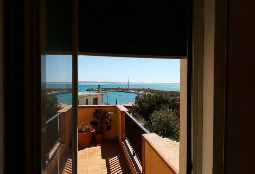オーシャンビューのデラックストリプルルーム, Miramare B&b Di Cerri Maria