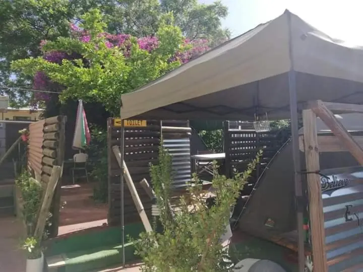چادر با خدمات رفاهی استاندارد, Xenia Bed & Breakfast